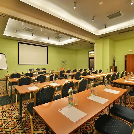 马克西米廉品质生活度假酒店 4* Loučeň