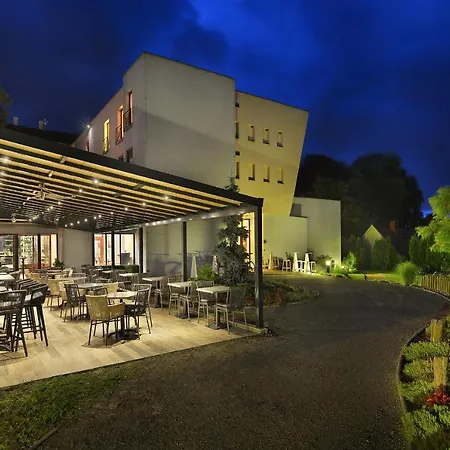 马克西米廉品质生活度假酒店 Loučeň