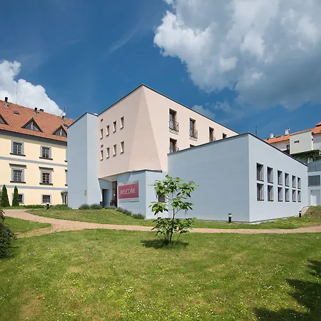 马克西米廉品质生活度假酒店 Loučeň