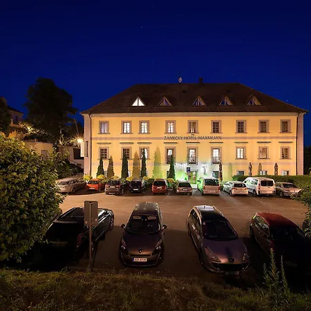 马克西米廉品质生活度假酒店 酒店 Loučeň